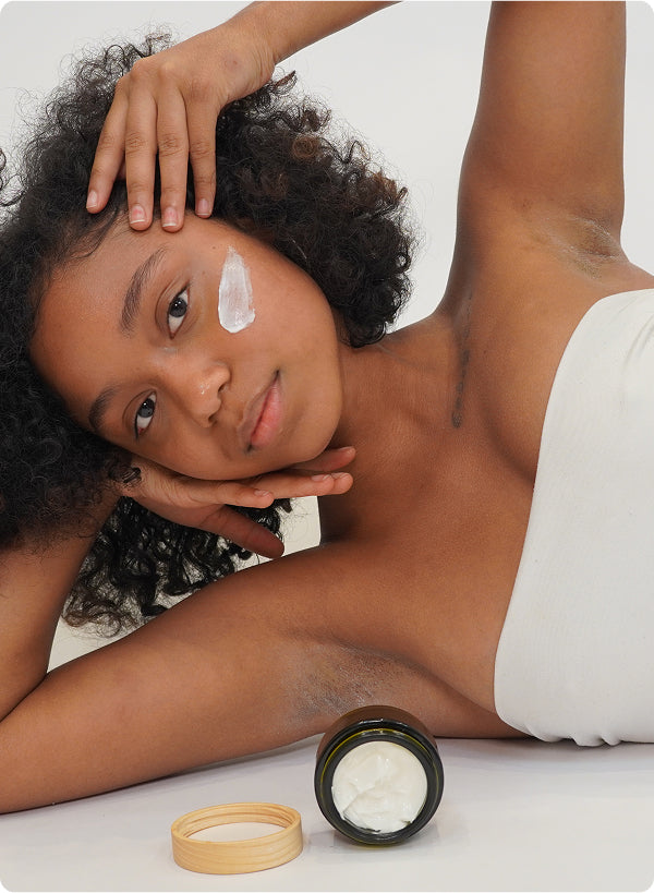 Femme avec une crème