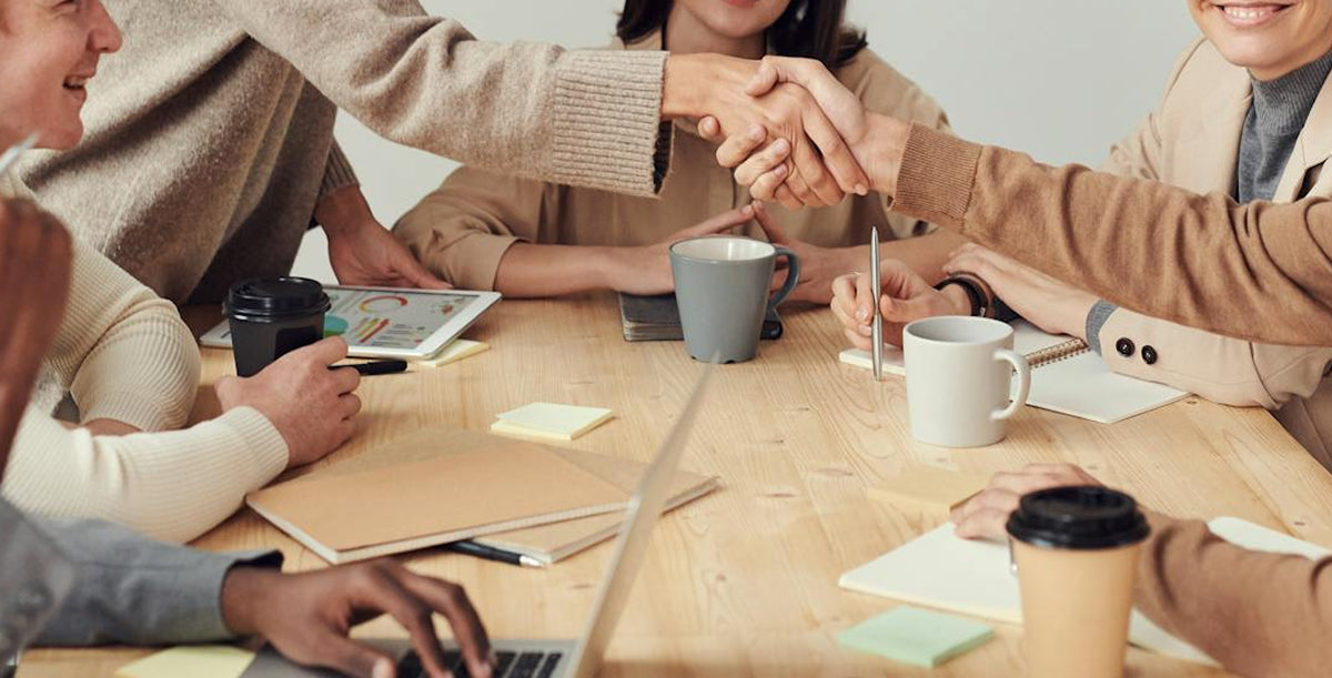 L'équipe qui travaille sur un bureau